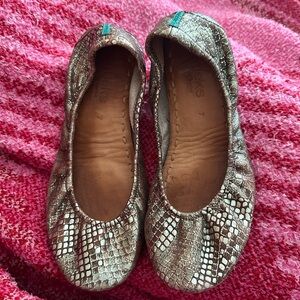 EUC Tieks. Beautiful color!